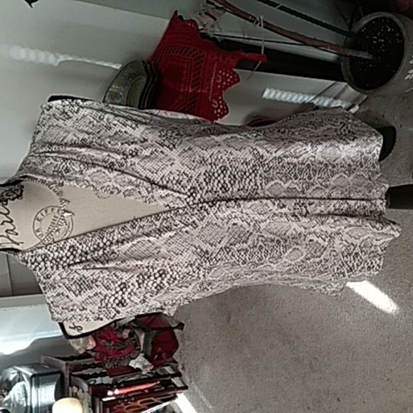 Ladies top - Picture 1 of 2